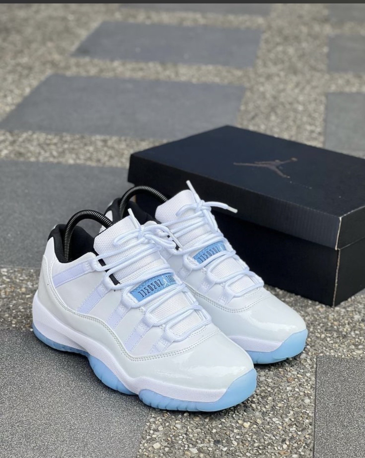 Air Jordan 11 low legend blue